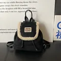 Mini mochila negra con borde de felpa blanca y parche de oso lindo para uso diario - Negro