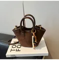 Bolso cesta de ante marrón con asas de cuero y llavero decorativo de cuentas - Marrón