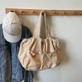 Borsa tote in velluto a coste beige con coulisse e due tasche frontali esterne - Bianco Sporco