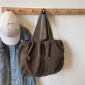 Borsa tote in velluto a coste marrone con coulisse e grandi tasche anteriori - Verde