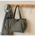 Große olivgrüne Tragetasche aus Segeltuch mit praktischen Taschen für den Alltag - Armeegrün