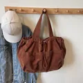 Borsa tote in velluto a coste marrone scuro con coulisse e pratiche tasche frontali - Marrone