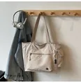 Minimalistische cremefarbene Canvas-Tragetasche mit Reißverschluss und Seitentasche für Alltag - Gebrochenes Weiß