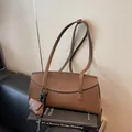 Braune Shopper-Tasche aus Leder mit feiner Narbung, Doppelriemen und passendem Mini-Etui - Kaffee mit Anhänger