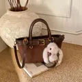 Sac fourre-tout rétro marron mat avec breloque lapin en peluche et boucle en métal - Sans pendentif / Suède Café
