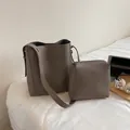 Detalle del bolso tipo cubo color topo con textura lichi y estuche con cremallera - Estilo Bolso Cubo Y Neceser / Gris