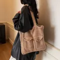 Schicke beige Strick-Tragetasche mit großer Kapazität, Holzknöpfen und Schulterriemen - Khaki