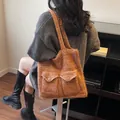 Braune Strick-Tragetasche mit zwei Vordertaschen und Holzknöpfen für Damenmode - Braun