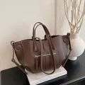 Große dunkelbraune Shopper-Tasche aus Leder mit Kontrastnähten und Mehrfach-Tragegurten - Braun