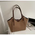 Minimalistische camelbraune Tote Bag aus Leder mit braunen Henkeln und Trend-Logo - Khaki