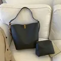Sac seau noir en cuir grainé avec fermoir doré et pochette assortie incluse - Avec Pendentif / Noir