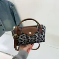 Bolso bandolera de leopardo con adornos de cuero marrón y correa de hombro ajustable - Negro