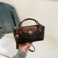Bolso pequeño cuadrado con estampado de leopardo y detalles en marrón oscuro - Marrón
