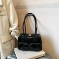 Borsa a spalla retrò nera lucida in ecopelle con doppie tasche frontali a cerniera - Nero