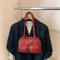 Borsa a spalla rossa lucida da donna con doppie tasche frontali con zip - Rosso
