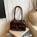 Borsa a spalla retrò marrone lucido con doppie cerniere frontali e manici sottili - caffè