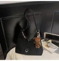 Sac fourre-tout minimaliste en daim noir avec bandoulière cuir et anneau en argent - Noir (avec pendentif)