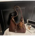 Sac fourre-tout en daim marron avec bandoulière, charm ours en peluche et détail pompon - Café (Avec Pendentif)