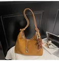 Sac hobo en daim marron caramel avec pendentif ours en peluche et bandoulière cuir - Kaki (Avec Pendentif)