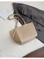 Minimalistische beige geometrische Tragetasche aus strukturiertem Leder mit Silber-Schnalle - Gebrochenes Weiß