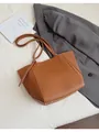 Braune Tragetasche aus Lychee-Leder mit weißen Kontrastnähten und geometrischem Design - Braun