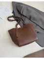 Braune Tragetasche aus Leder mit Litschi-Maserung, Kontrastnähten und schmalen Schultergurten - Braun