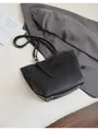 Minimalistische schwarze Leder-Einkaufstasche mit weißen Kontrastnähten und Silber - Schwarz