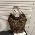 Große Shopper-Tasche mit Leopardenmuster, braunen Lederriemen und Anhänger - Leopardenbraun