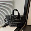 Schicke schwarze Stepp-Tragetasche mit breitem Schultergurt und geräumigem Design - Schwarz