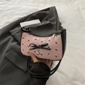 Rosa plissierte Handtasche mit schwarzem Print, Schleife und Herzanhänger-Detail - Rosa