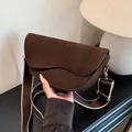 Borsa a tracolla a mezzaluna marrone scuro con inserti in pelle scamosciata e tracolla - Marrone