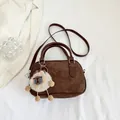 Borsa bowling vintage marrone scuro effetto scamosciato con charm a agnellino - Marrone
