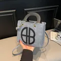 Retro graublaue Tote Bag aus Veloursleder mit schwarzen Buchstaben und Golddetails - Blau