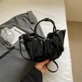 Sac nuage plissé noir brillant pour femme avec poignée et bandoulière fine - Noir