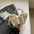 Sac nuage plissé beige minimaliste en similicuir avec bandoulière et poignées - Blanc Cassé