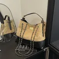 Elegante borsa tote in pelle scamosciata beige e pelle nera con trapuntatura a rombi e catena - Kaki