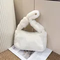 Sac à épaule en fausse fourrure blanche avec texture douce et poignée nouée chic - Blanc