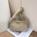 Sac sous le bras en fausse fourrure kaki avec bandoulière nouée et texture peluche - Kaki