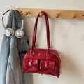 Glänzende rote Schultertasche mit Schleifen und Doppelgriffen am Holzhaken - Rot