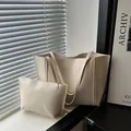 Ensemble sac cabas beige minimaliste avec pochette zippée assortie en similicuir crème - Blanc