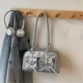 Metallisch silberne Umhängetasche mit Schleifentaschen und Hochglanz-Oberfläche - Silber
