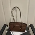 Bolso tote vintage de ante marrón café con correas de hombro minimalistas - Marrón Sin Colgante