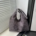 Modische große Samt-Hobo-Tasche mit dunkelviolettem Leopardenmuster-Druck - Schwarzer Leopard