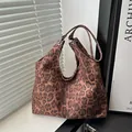 Retro Schultertasche mit Leopardenmuster aus weichem Samt und Metallösen für Damen - Brauner Leopard