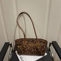 Bolso tote de ante con estampado de leopardo, correas de cuero marrón y detalle de logo dorado - Leopardo Sin Amuleto