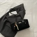 Bolso tote negro de ante retro con elegantes borlas de cuentas y etiqueta - Negro Con Colgante