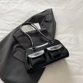 Schwarze Lackleder-Tasche mit zwei Vordertaschen und schmalen Tragegriffen für Damen - Schwarz