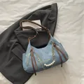 Bolso hobo denim azul con cadena de perlas, correas de cuero y cremalleras dobles - Azul
