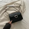 Elegante schwarze gesteppte Umhängetasche mit Goldperlenring und Kettenriemen - Schwarz