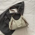 Bolso de mano verde claro en cuero sintético con cadena de perlas y cremalleras largas - Verde